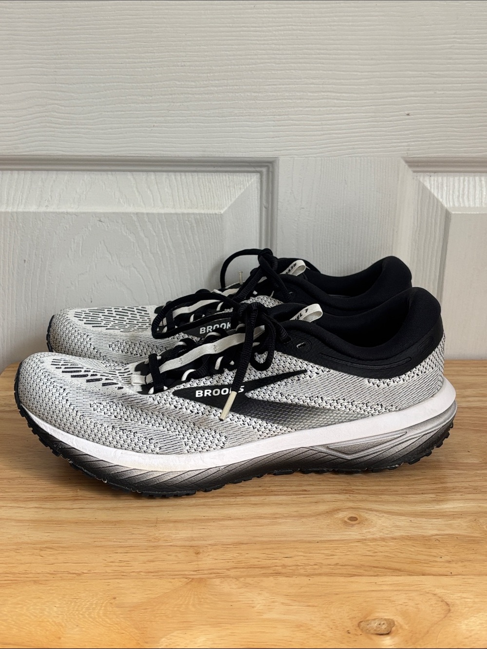Brooks Men's Running Shoes White and Black Knit Size 9.5 athletic gym exercise
